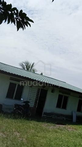 Bungalow house at OC8 Batu Arang 1