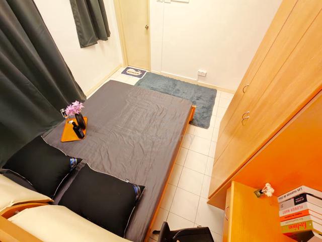 Ara Damansara Big Middle Bedroom. Nearby LRT Lembah Subang. Free wifi  1
