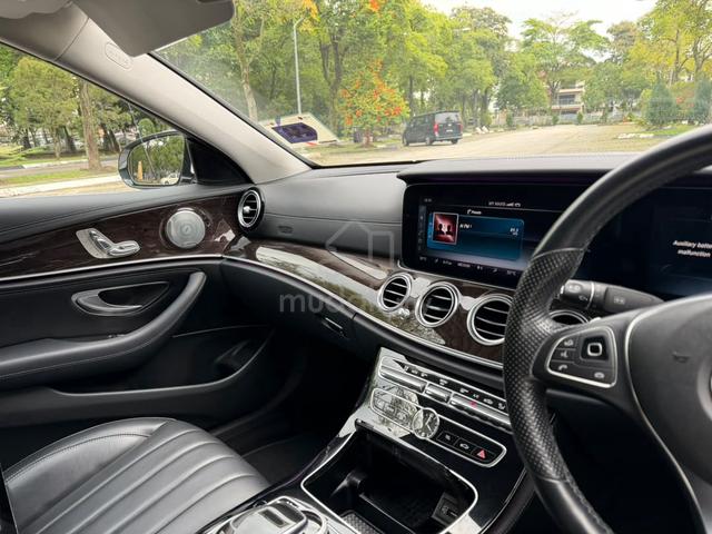 2017 Mercedes Benz E250 EXCLUSIVE LOW MILLEAGE! - 4