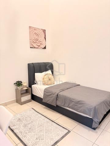 Premium Middle Room to Rent | Queen Bed | Aircond | Refrigerator 1