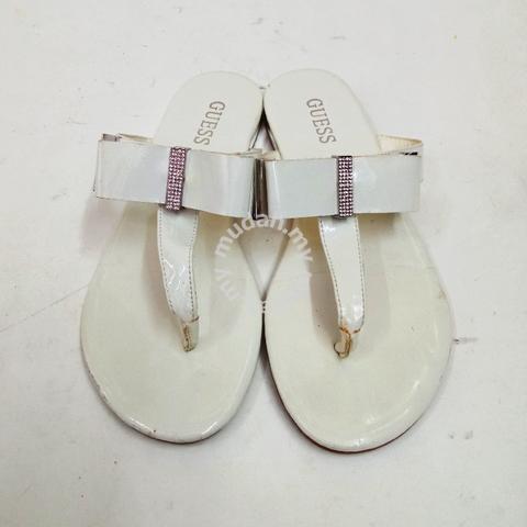 G by Guess Daniel T-strap Flat Sandals in White | Lyst