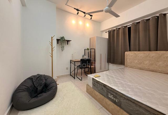 Room for Rent, Vista Komanwel 1