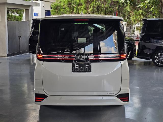 ORI LOW MILEAGE 2023 Toyota VOXY 2.0 S-Z (A) - 4