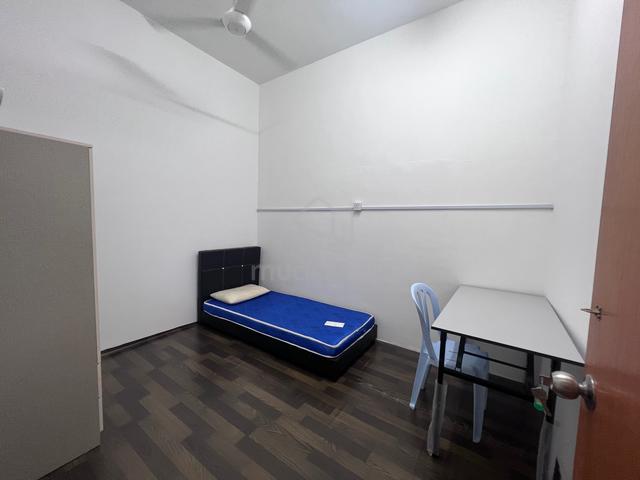 Kluang Room for Rent (Shop Lot Upstairs) Taman Kluang Perdana for Male 1