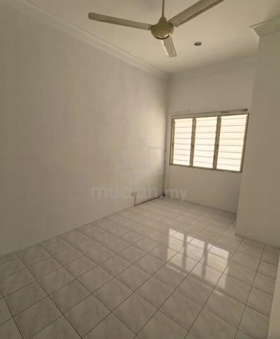 Double storey terrace house unfurnished 4