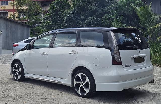2010 Mitsubishi GRANDIS 2.4 MIVEC (A) MURAH !! - 2