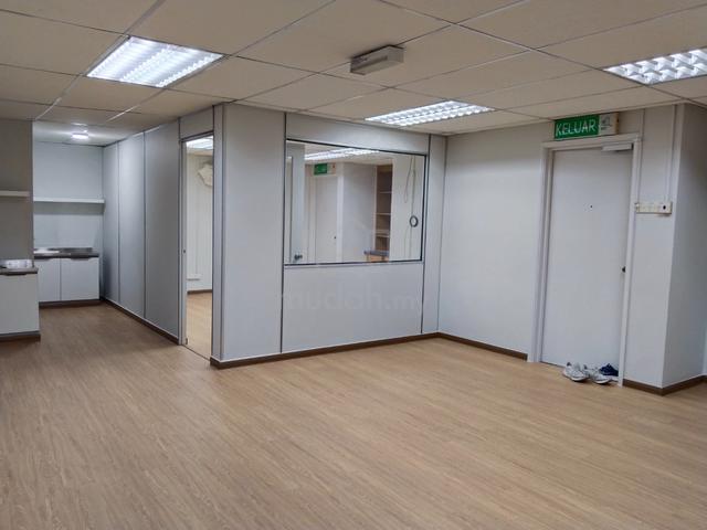 Diamond Square nice unit vinyl flooring aircon cabinet 2 partitionroom 1