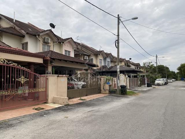Bangi Seksyen 3 Double Storey House with airconds, cabinet - End Aug 1
