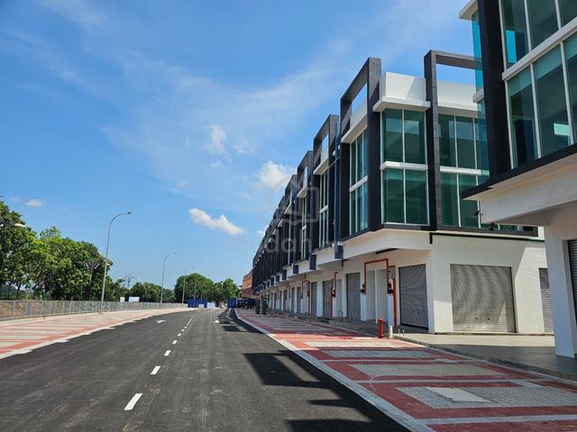 End lot Facing Main Road 3 Storey Shop Lot @ Skywiz Business Park / Ay 1