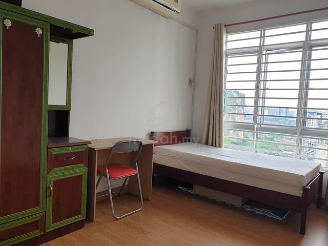 Middle Room for rent 1