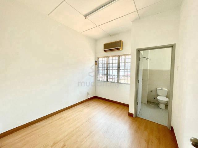 2sty house in Usj 20 usj20 Subang Jaya 24x75  Gated and guarded 3