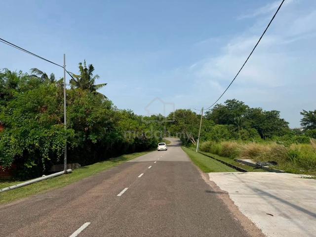 Road Side Freehold Industrial Land Gangsa Batu Berendam for Sale 1