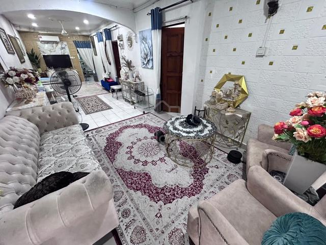 Teres 1 Tingkat, Seksyen 24 Shah Alam. Renovated Unit. 1