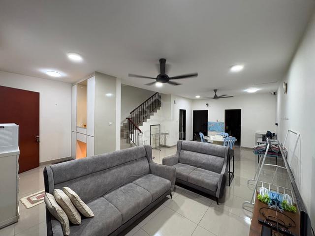 The Straits View Home @ Permas 1