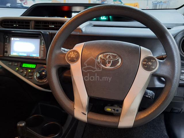 2012 Toyota Prius C 1.5 Hybrid Hatchback ONE OWNER - 5