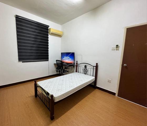 Room with private bathroom for male in Bandar Putra Kulai 1