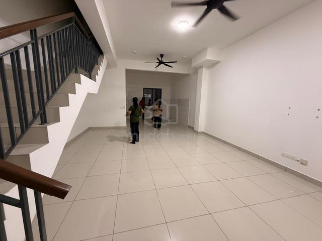 [sewa] Good unit w kitchen cabinet terraced house at Rimbayu Robin 1
