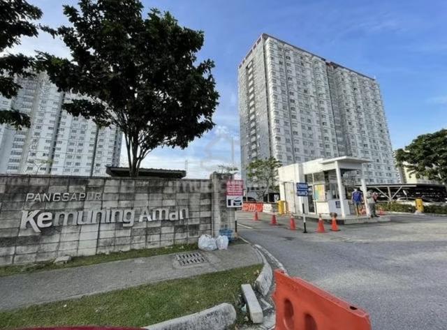 Room for rent At Kemuning Aman 1