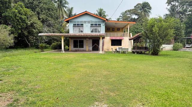 Rumah kampung dua tingkat berserta dusun buah-buahan 1