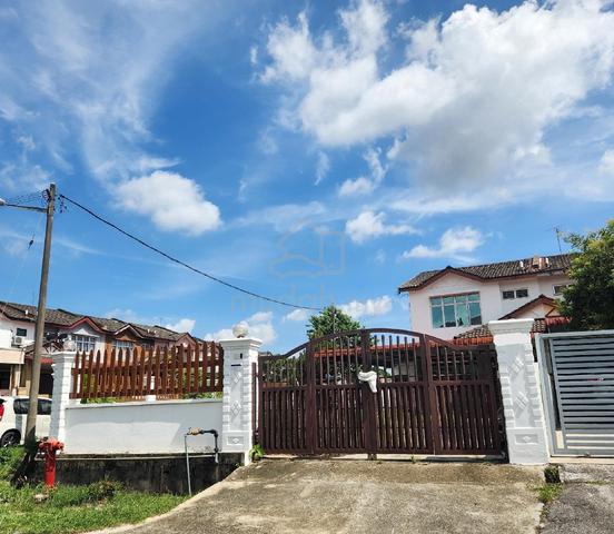Corner house in Taman Kemuning for rent 1