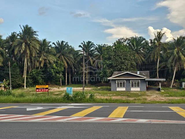 Rent A House And The Empty Land Beside The Main Road Off UK Farm 1