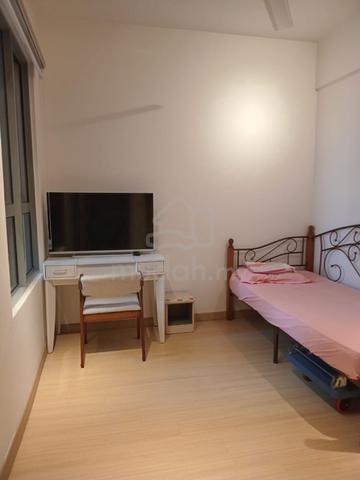 Condo Gravit 8 premium Single and Middle Room For Rent 1