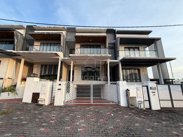 Partially Furnished 2.5 Storey House For Rent @ Ipoh South Precinct 1