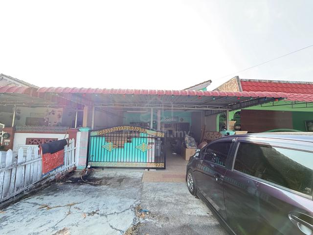 Facing Padang Mainan Renovated Taman Duyong 1