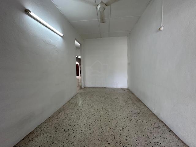 Partially firnished TAMAN MUTIARA single storey End Lot For Rent 1