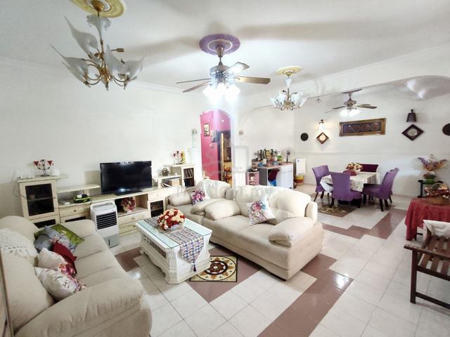 For Sale Taman Far East, End Corner Double Storey House with Garden 1