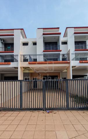 3 storey house for rent ( town area) 1