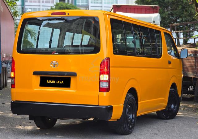 Toyota Hiace KDH200 2.5 Diesel Window Van - 4
