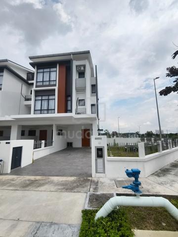 2 storey corner townhouse Bumilot Taman Akasia Semenyih for sale 1