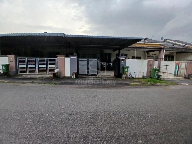 Rumah Teres Setingkat Untuk Dijual Di Taman Putra Permai Depan Padang 1