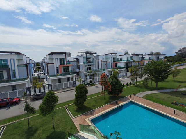 Facing POOL 3 Storey Bungalow @ Kayangan Villa Klebang Utama Melaka 1
