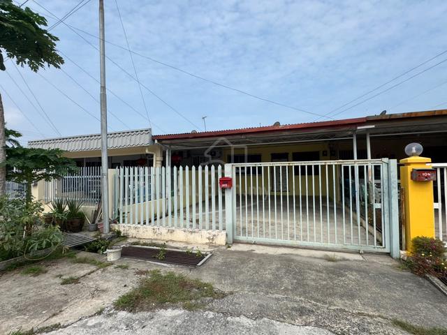 For Rent Taman Kolombong | 1 storey | 3R2B | Renovated Kitchen 1