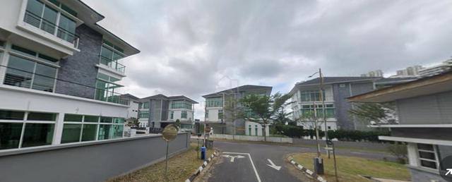 Straits View 3 Storey Bungalow House 1