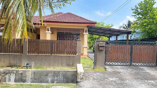 Bungalow Single Storey Taman Pantai Sepang Putra, Facing Open For Sale 1
