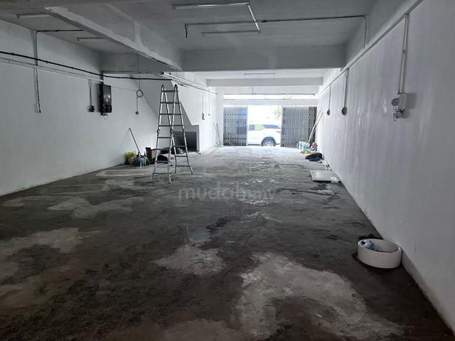 Ground floor (1/2) Half Shop lot at Bukit Serdang, Seri Kembangan 1