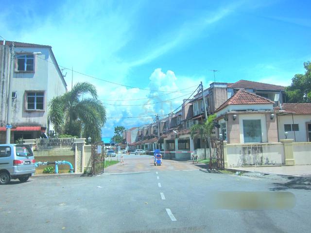 Townhouse in Raja Uda for rent. 1