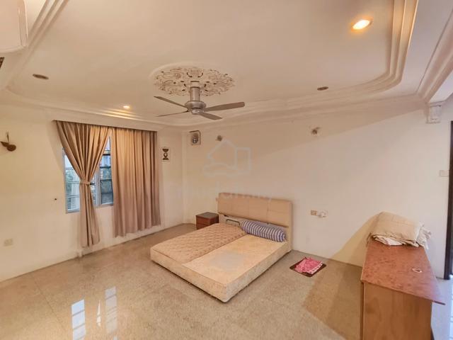 Town area two and half storey luxury vintage style 6 bedroom bungalow 1