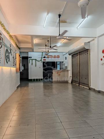 Alma ground floor shoplot facing main road for rent 1