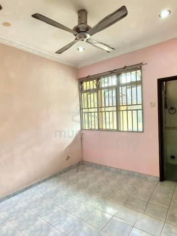 Small & Medium empty room let kota kemuning (double storey) 1