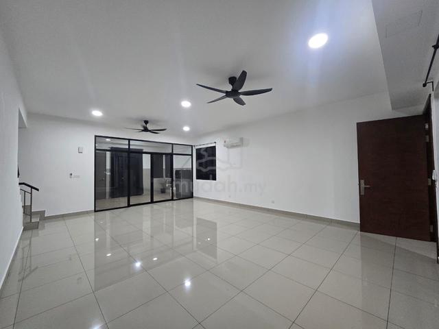 Cheapest End Lot, Lower Ground The Strata Townhouse Bandar Putri Bang 1