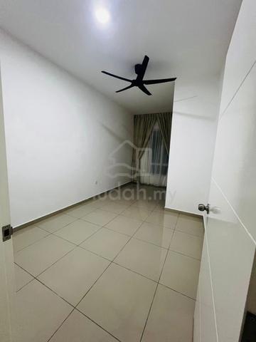 Empty room for rent 1