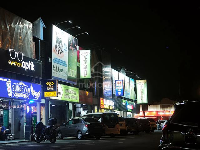 Facing main road shoplot upper floor Bandar Baru Bangi Seksyen 4 1