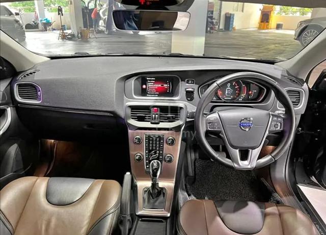 Direct Owner Volvo V40 CROSS COUNTRY T5 (A) 2.0 - 4
