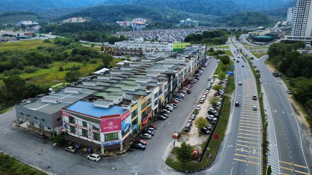 Three Storey Shop Lot 4