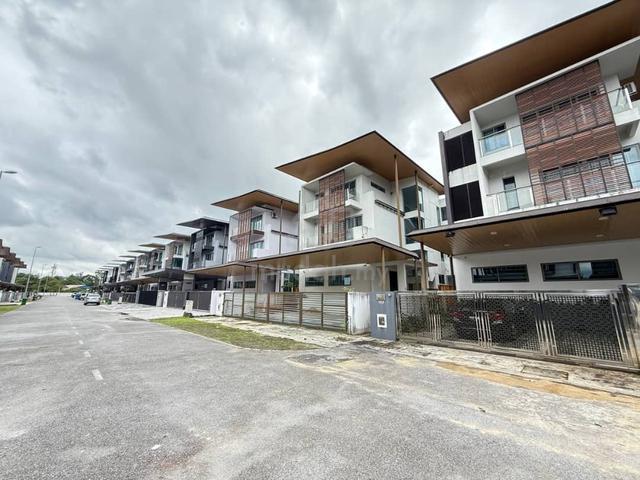 Windsor Estate 3 Storey Detached House For Sale/Rent 1