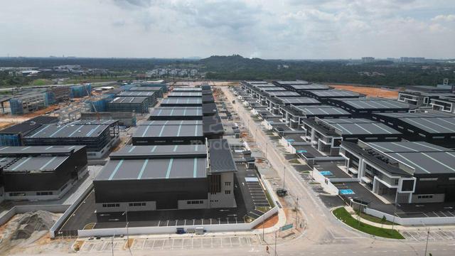 Serenia Industrial Park Semi-D Factory / Warehouse For Rent 1